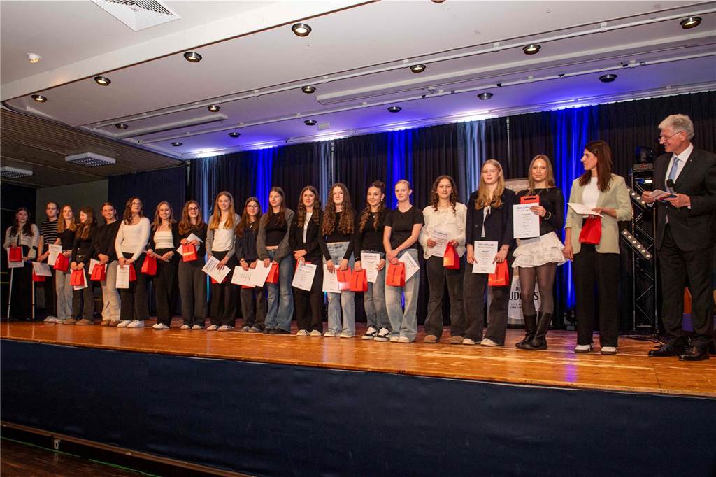 Erneut stand ein Abend ganz im Zeichen des Sports: Am Samstag wurden in der Aula des Schulzentrums Sportler und Sportlerinnen Halterns von Stadt und Stadtsportverband für ihre Leistungen im vergangenen Jahr ausgezeichnet.