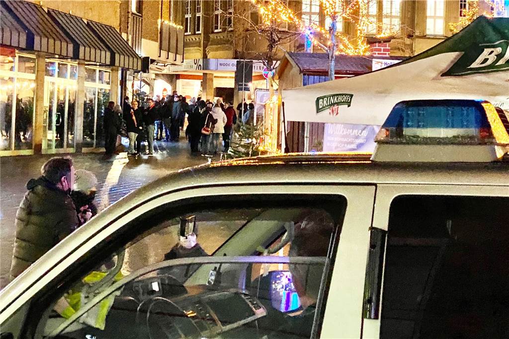 Wie die Polizei die Corona-„Spaziergänge“ in Castrop-Rauxel einschätzt Erneut trafen sich am Montagabend (27.12.) Gegner der Corona-Politik in der Castrop-Rauxeler Altstadt zum Spazierengehen. Die Polizei beobachtete das nicht angemeldete Treffen. (Archivbild)