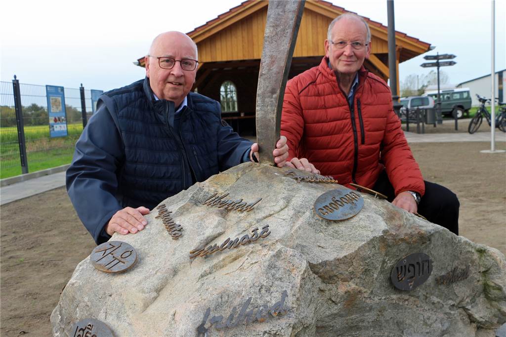 Skulptur mit Symbolcharakter: „Freiheit“ bereichert Heimathütte Ernst Bennemann (l.) und Norbert Dönnebrink freuen sich über eine weitere Bereicherung des Geländes. In 22 Sprachen ist das Wort Freiheit auf dem Findling, dem Fundament der gleichnamigen Skulptur, verewigt.