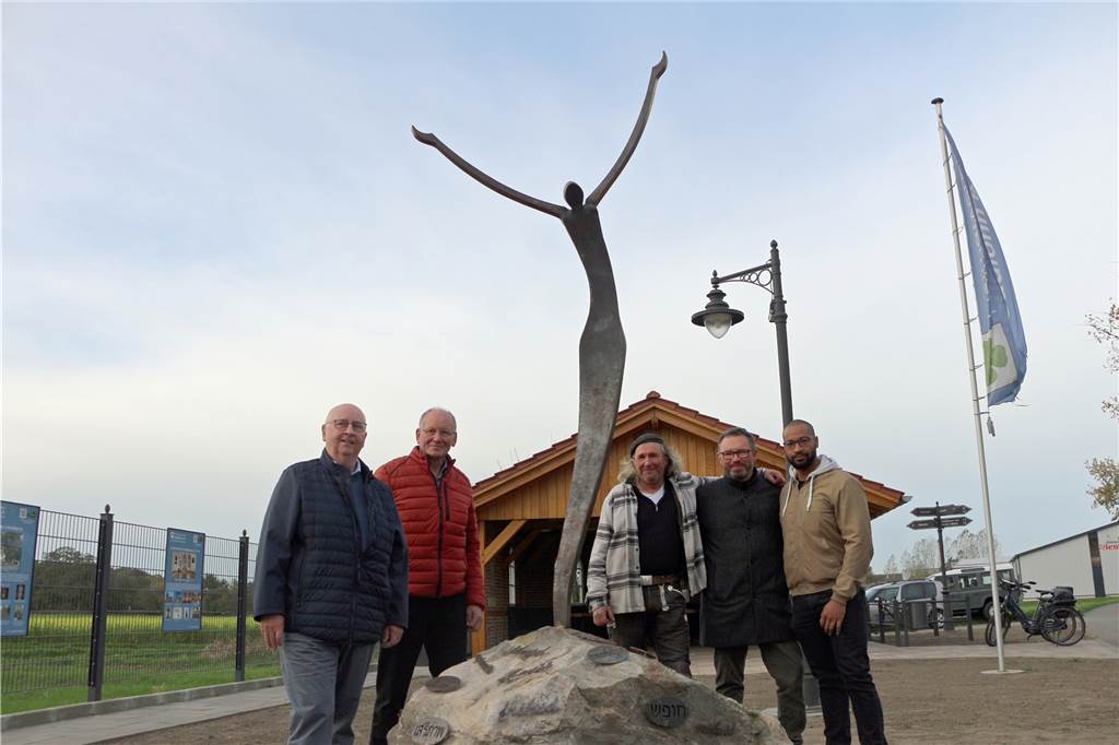 Skulptur mit Symbolcharakter: „Freiheit“ bereichert Heimathütte Ernst Bennemann, Norbert Dönnebrink (beide Heimatverein), Norbert Then sowie Alexander Robers und Louis Baidoo (beide Robers-Leuchten) blicken auf ein echtes Gemeinschaftsprojekt.