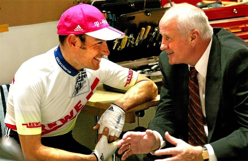 Ernst Claußmeyer feiert seinen 70. Geburtstag Ernst Claußmeyer und Erik Zabel im freundschaftlichen Gespräch.