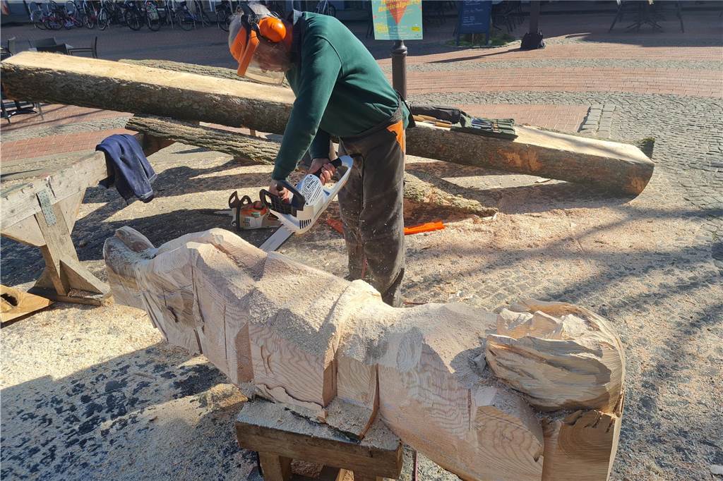 Holzbildhauer bei der Arbeit