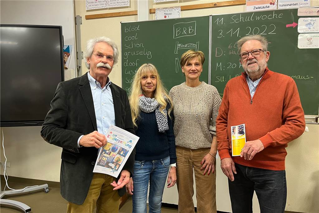 Andrea Uhländer (54) will Kindern die Angst am Lesen nehmen Ernst-Georg Lohöfener, Rita Schmäing, Andrea Uhländer und Thomas Matzke (Vorsitzender des Vereins "Mentor - Die Leselernhelfer Niederrhein") stehen vor einer Tafel in der Don-Bosco-Grundschule in Lembeck.