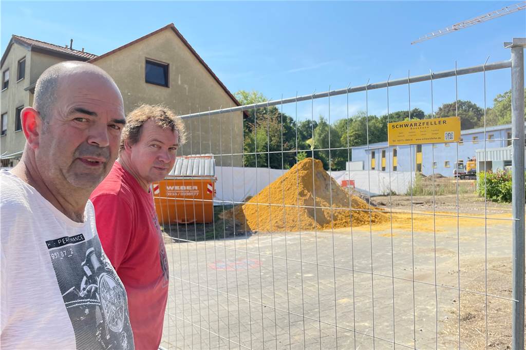 Kampf gegen Schul-Anbau in Dortmund geht weiter: „Immer noch total wütend“ Anwohner Ernst Kaaf (l.) und Matthias Sprenger am Baustellenzaun