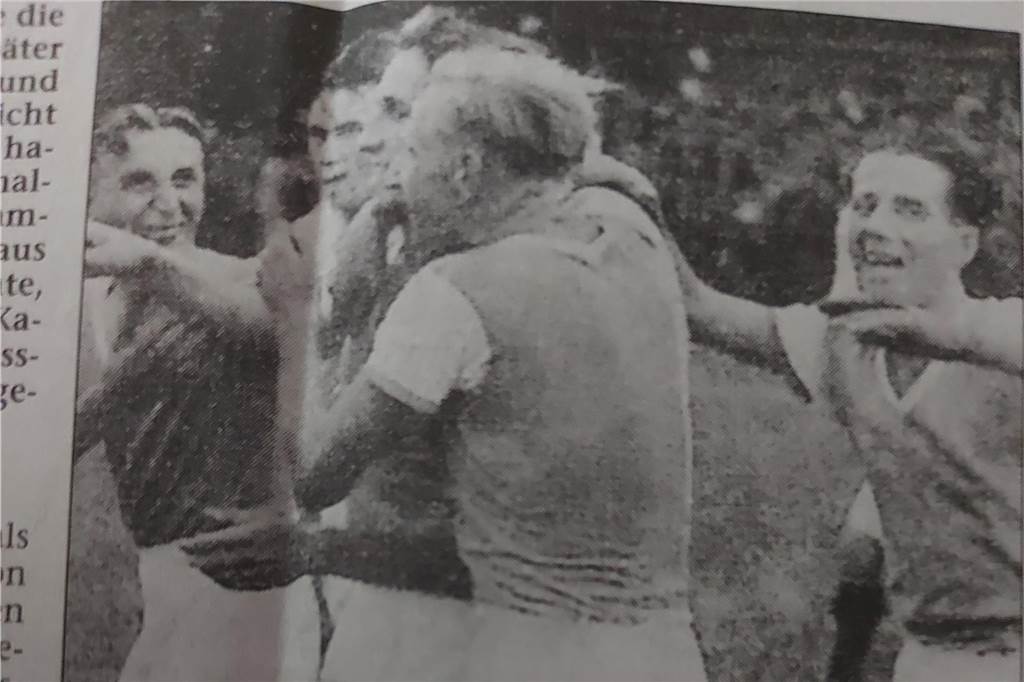 Ernst Kuzorra (verdeckt) wurde nach seinem Siegtreffer von seinen Mannschaftskameraden umjubelt.