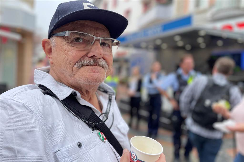 Ernst Mathis (80) aus Habinghorst kam am Donnerstag zur AnsprechBar der Polizei und war dankbar für dieses Gesprächsangebot der Beamtinnen und Beamten.