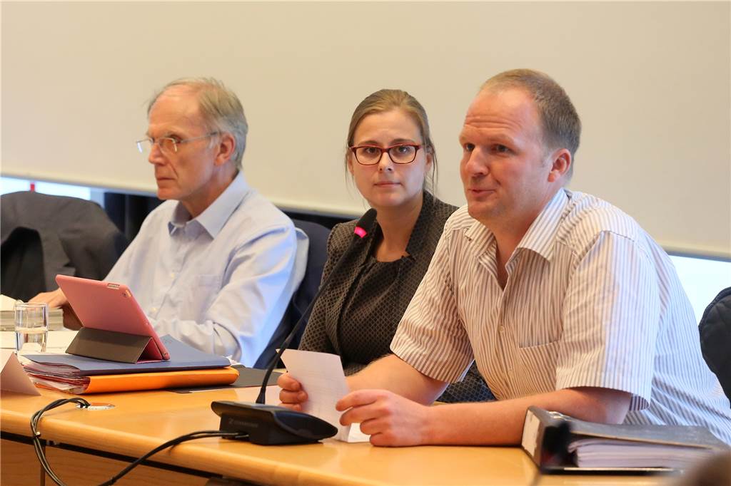 „Unna braucht Eis“ nun gemeinnütziger Verein Ernst-Otto Derwald (rechts) trat noch in der Ratssitzung zum Eishallen-Aus am 28. Juni als Sprecher der Initiative „Unna braucht Eis“ auf.