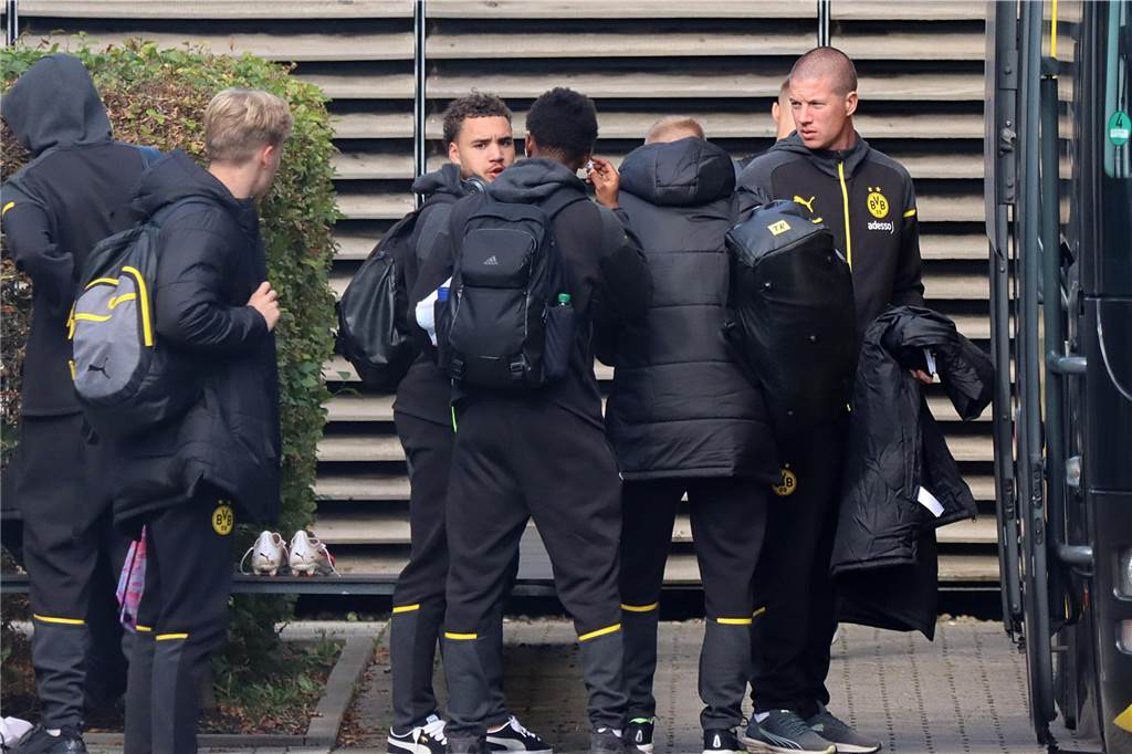 Mike Tullberg steht vor dem Mannschaftsbus.