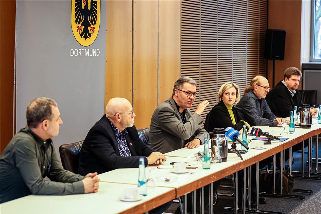 Große Sorgen um den Erhalt von Karstadt: Die Entscheidung rückt näher Ernste Gesichter bei den Karstadt-Unterstützern: Betriebsrat Thomas Bader, Ex-Betriebsrat Gerhard Löpke, OB Thomas Westphal, Wirtschaftsförderin Heike Marzen, Betriebsrat Joffrey Kallweit und Verdi-Chef Michael Kötzing (vl.l.).