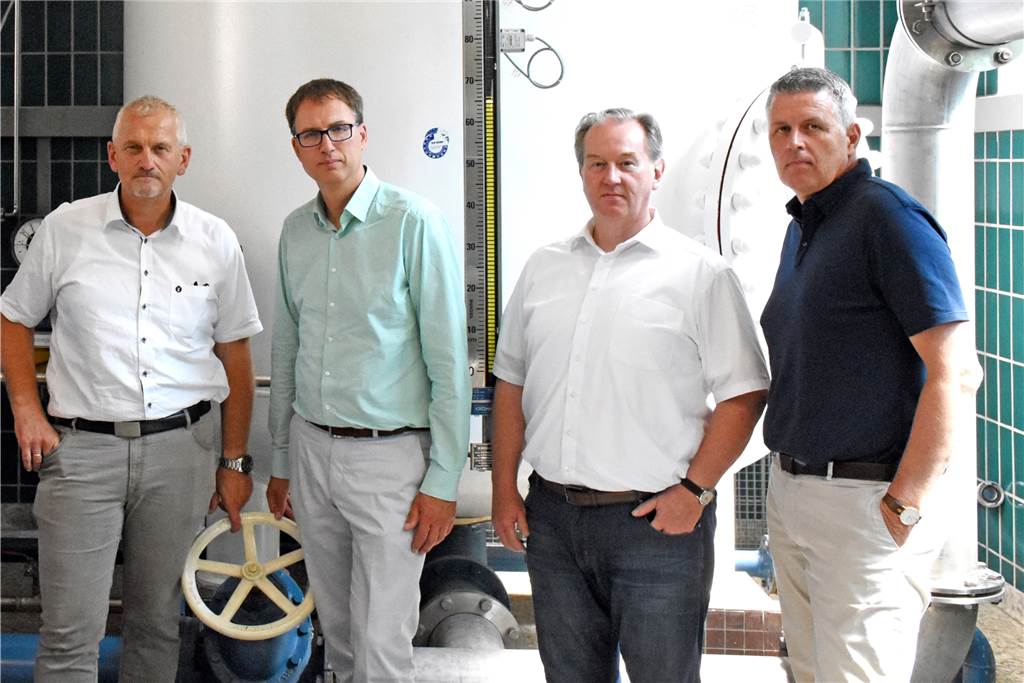 Dramatische Trinkwasser-Not: Dreht SVS in zwei Tagen den Hahn ab? Ernste Gesichter beim Krisengespräch (v.l.) Günter Wewers, Erster Beigeordneter der Stadt Stadtlohn, Bürgermeister Dr. Christoph Holtwisch (Vreden), Bürgermeister Christian Vedder (Südlohn) und SVS-Geschäftsführer Thomas Spieß.