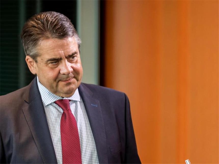 Merkel stellt sich nach Eklat in Israel hinter Gabriel Ernste Miene: Außenminister Sigmar Gabriel zu Beginn einer Sitzung des Bundeskabinetts im Kanzleramt. Foto: Michael Kappeler