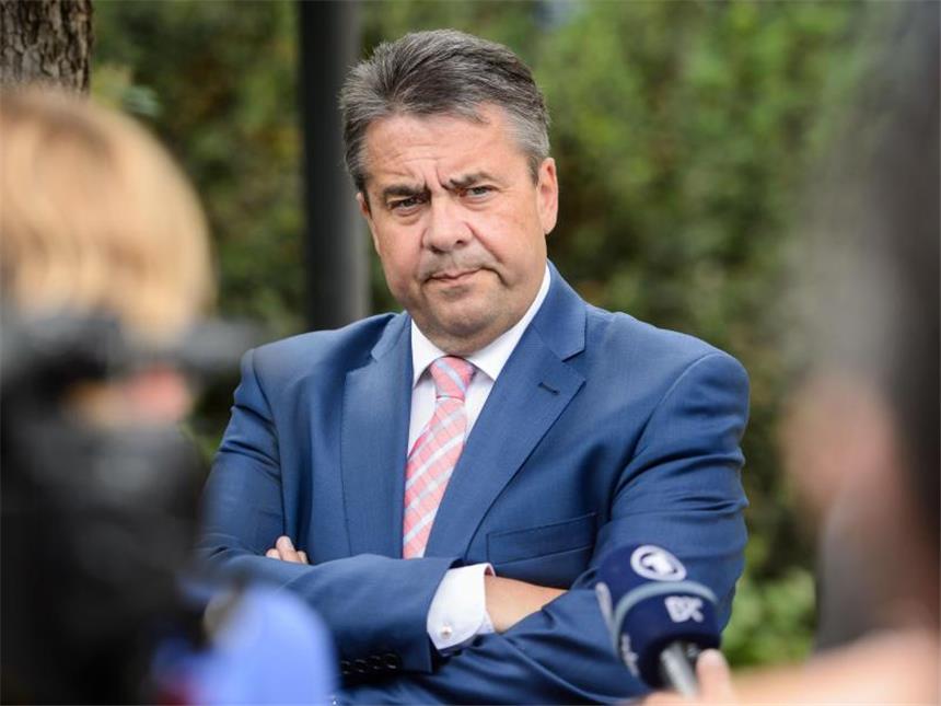 Einigungsversuch im Incirlik-Streit gescheitert Ernste Miene: Außenminister Sigmar Gabriel spricht in Ankara mit Journalisten. Foto: Gregor Fischer
