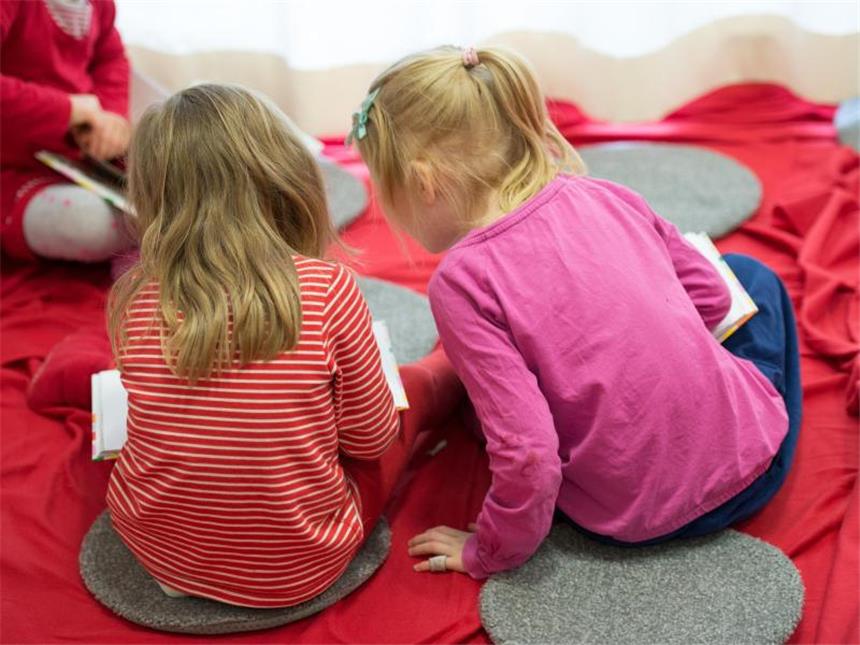 "Man traut sich heute mehr" - neuer Realismus im Kinderbuch Ernste Themen interessieren nicht nur Erwachsene. Die großen Probleme der Welt beschäftigen heutzutage auch die kleinen Leser. Foto: Daniel Reinhardt