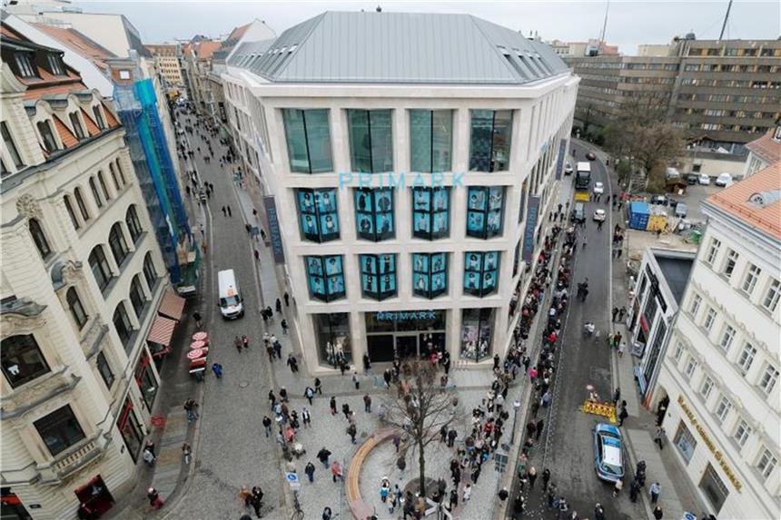 Primark expandiert in weitere deutsche Städte Eröffnung eines neuen Primark-Warenhauses in Leipzig: Das irische Textilunternehmen betreibt zurzeit in Deutschland 22 Filialen. Foto: Sebastian Willnow