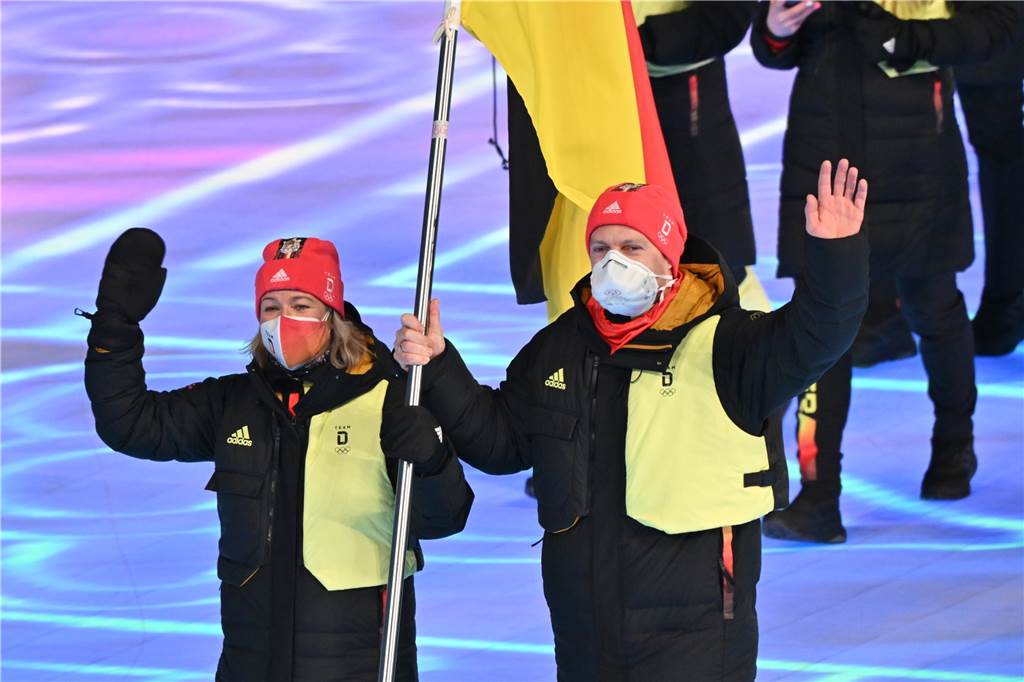 Olympia: Laura Nolte fehlt bei der Eröffnungsfeier, hat aber dennoch große Pläne Eröffnungsfeier im Olympiastadion „Vogelnest“: Die Mannschaft aus Deutschland mit den Fahnenträger Claudia Pechstein (Eisschnelllauf) und Francesco Friedrich (Bob) zieht ins Stadion ein.