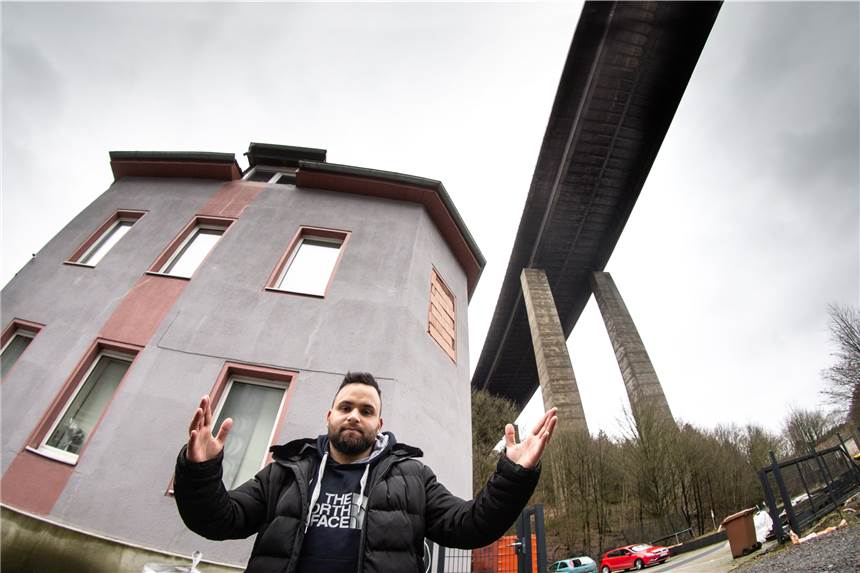 Hausbesitzer Ersan Acar lebt unter maroder A45-Brücke: „Ich hatte Träume“ Ersan Acar steht vor seinem Haus, das unter der maroden A45-Brücke Rahmede steht. Seit 2010 lebt er hier. Nun soll die Brücke in sechs Monaten gesprengt werden. Seit Montag weiß er, dass ihm, seiner Frau, den Kindern und Eltern nicht mehr viel Zeit bleibt.
