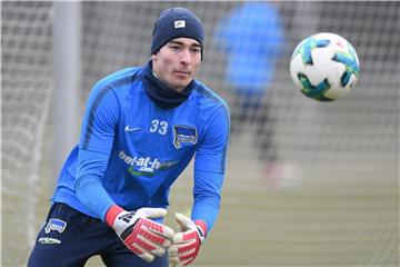 Ersatz-Torhüter Jonathan Klinsmann wird von den Hertha-Verantwortlichen vor Kritik in Schutz genommen. Foto: Soeren Stache