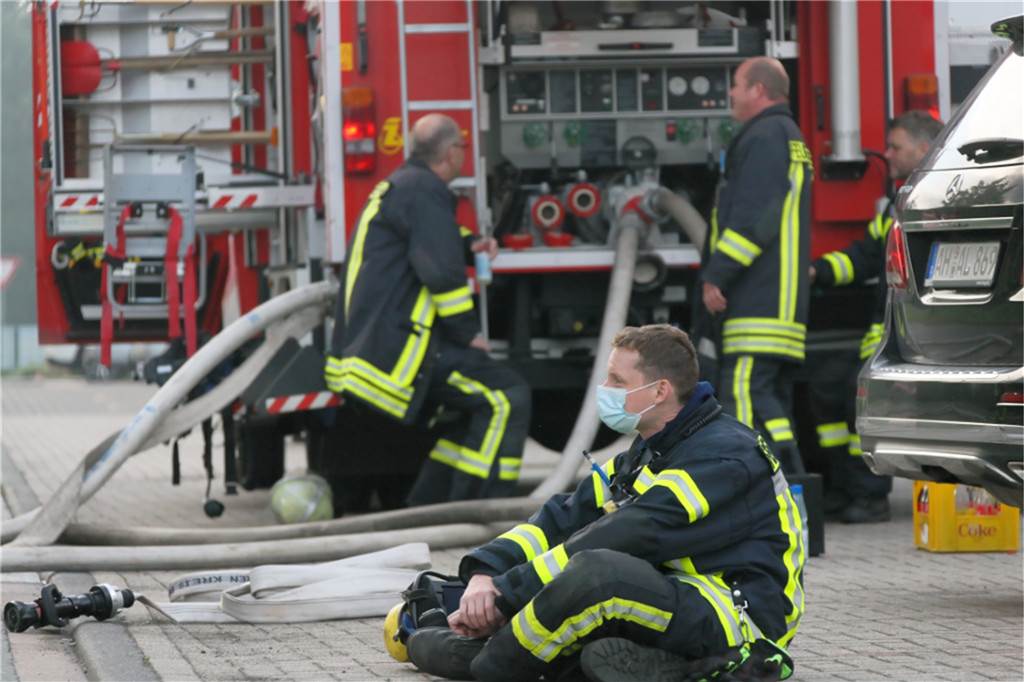 Das Feuer bei Wefapress - alle Informationen zusammengefasst Erschöpft: Ein Feuerwehrmann hat sich auf den Boden gesetzt, um sich von seinem anstrengenden Einsatz zu erholen. Am Nachmittag wurde die Kreisbereitschaft Nord durch Kräfte der Kreisbereitschaft Süd ausgetauscht.