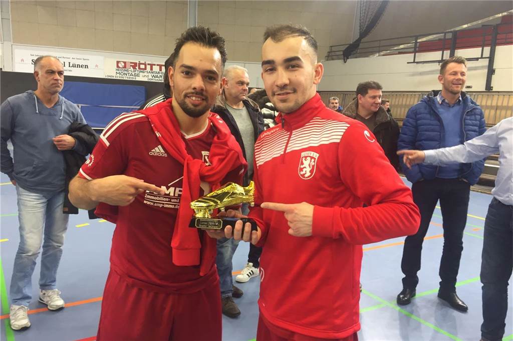 Ersin Kusakci blickt auf letztjährige Hallenstadtmeisterschaft zurück Ersin Kusakci hält seinen goldenen Schuh als Torschützenkönig in die Kamera.