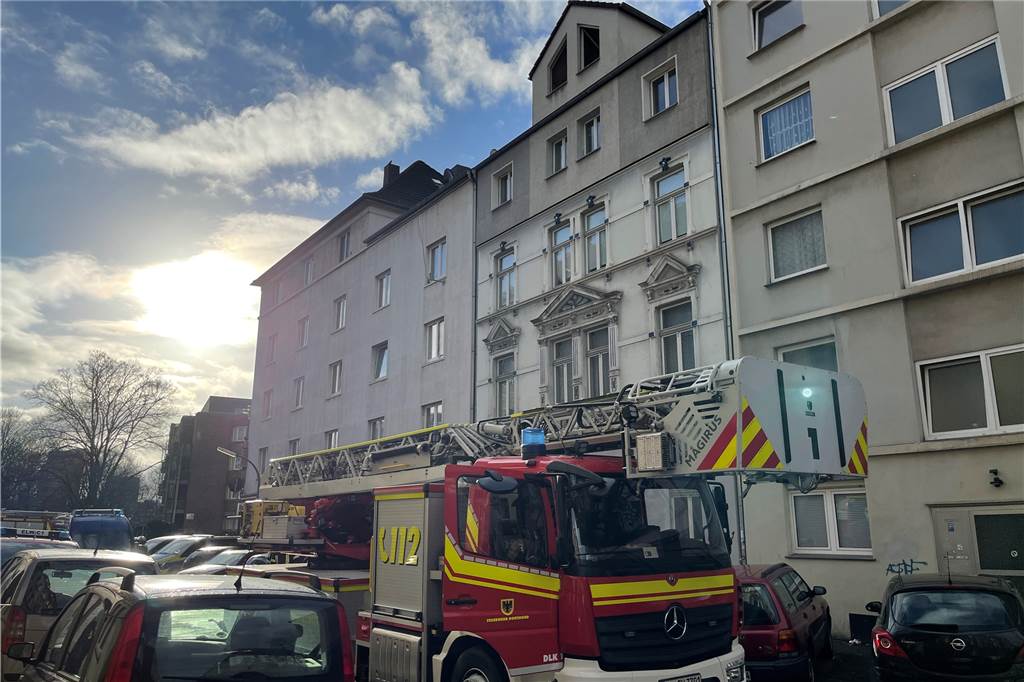 Brand in der Nordstadt: Feuerwehr beendet Einsatz nach 17 Stunden Erst 17 Stunden nachdem die Einsatzkräfte das erste Mal alarmiert worden waren, beendete die Feuerwehr ihren Einsatz.