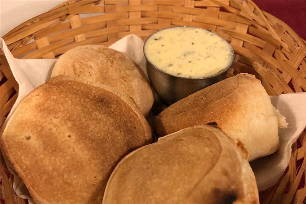 Salento in Selm: Uriges Ambiente und reichhaltige Speisekarte Erst als Gruß des Hauses und später noch einmal zur Vorspeise gab es Pizzabrötchen mit Kräuterbutter.