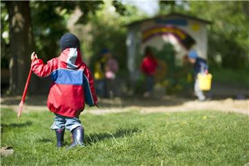 Erst austoben, dann Gäste empfangen: So kommen Kinder mit Besuch besser klar. Foto: Arno Burgi