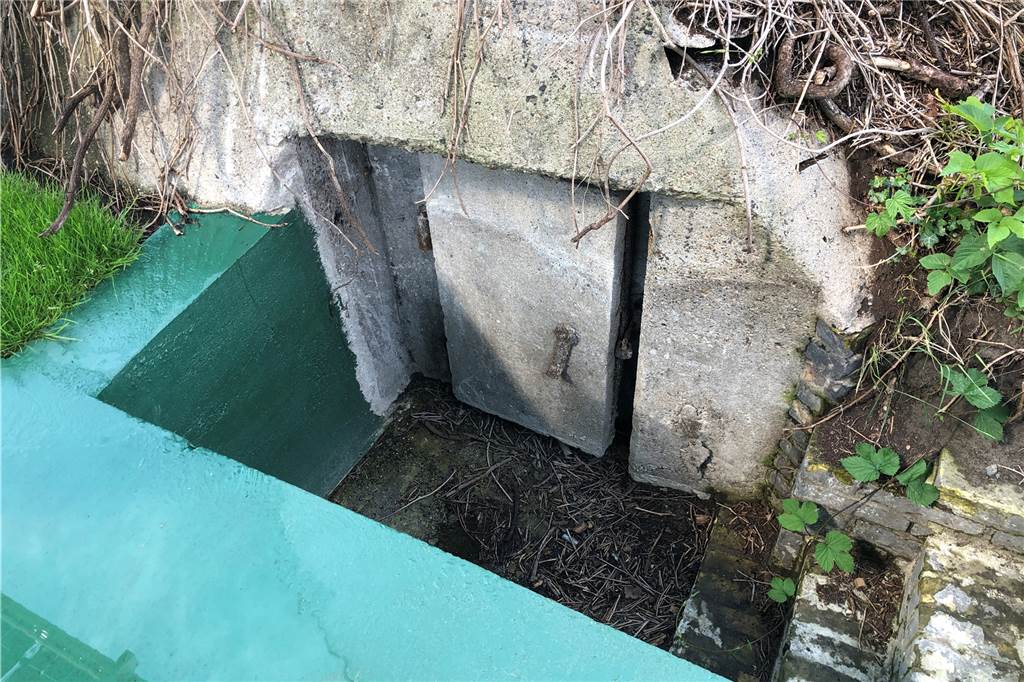 Bei Elektro Breilmann trifft Weltkriegs-Geschichte auf die Zukunft Erst bei der Einrichtung des E-Ladeparks wurde der Eingang zum Bunker wieder freigelegt.