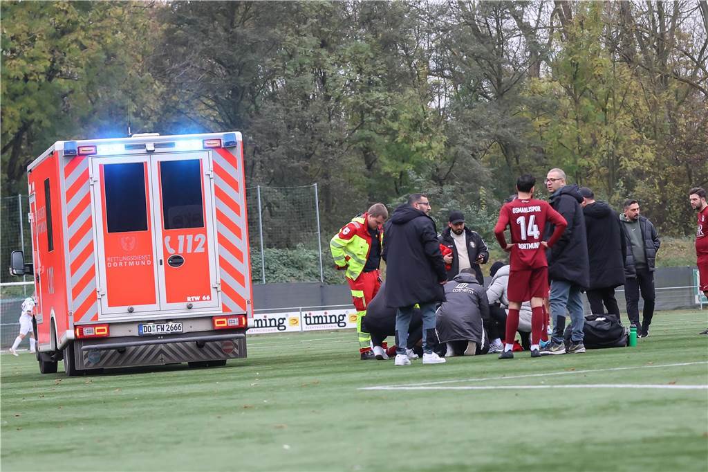 Dortmunder Fußballer erleidet Totalschaden im Knie: Bundesliga-Mediziner sollen nun helfen Rettungswagen auf dem Fußballfeld.