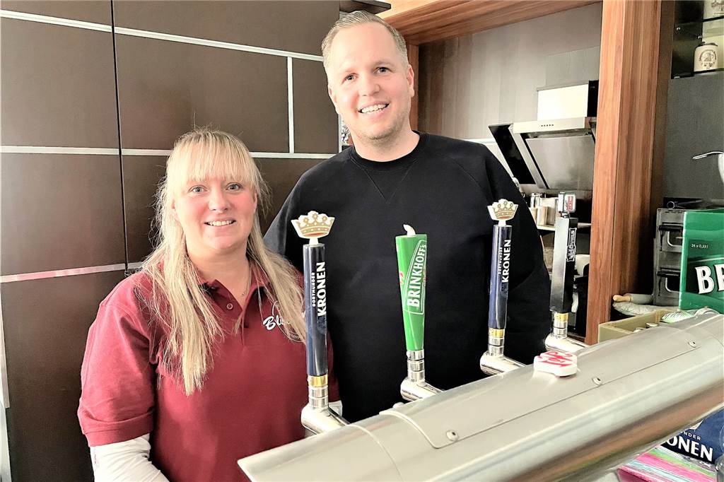 Kult-Café kurz vor dem Neustart: „Erst ein Probelauf mit Freunden“ Erst die Futterluke, jetzt das Café Blickpunkt: Annika und René Rosenthal fühlen sich in der Gastro-Szene wohl.