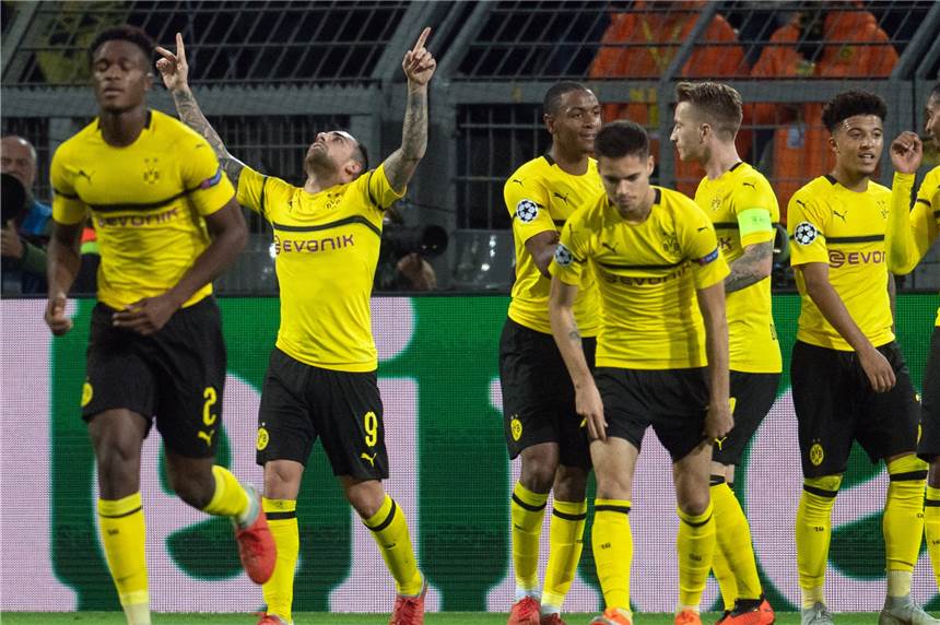 3:0 gegen Monaco - BVB dreht nach Seitenwechsel auf Erst einen Elfmeter verschossen, dann aber doch noch erfolgreich: Paco Alcacer (2.v.l.) bejubelt seinen Treffer zum 2:0.