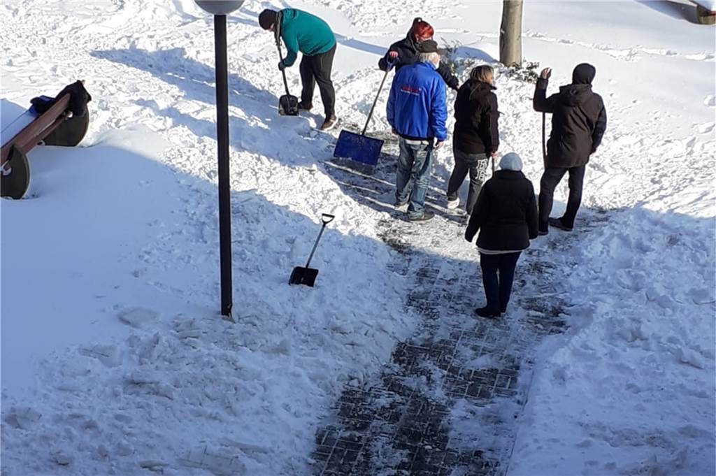 Ärger über Winterdienst bei Vivawest: „Granulat gestreut wie Konfetti zu Karneval“ Erst einige jüngere Mieter räumten selbst Wege frei.