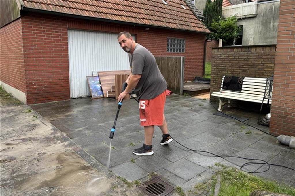 Unfassbare Wassermassen: Das Haus von Familie Lauber war knöcheltief überflutet Erst einmal muss der Schlamm weg. Cedric Lauber ist damit noch länger beschäftigt.