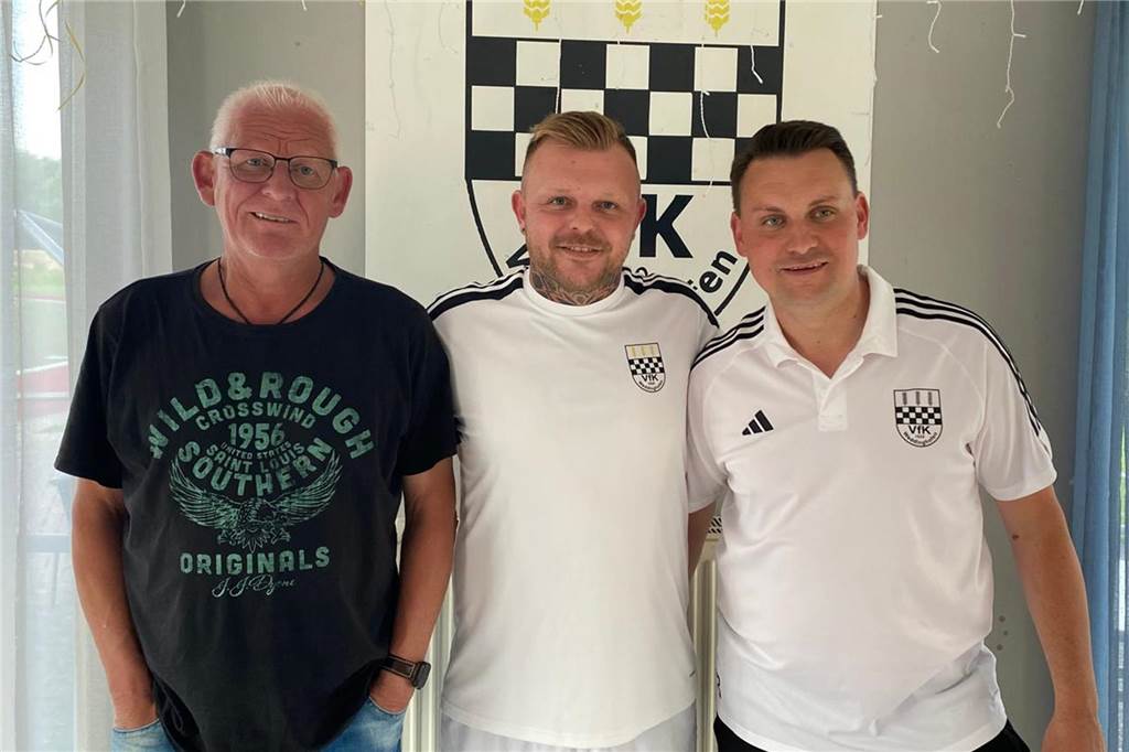 Trainer-Rücktritt: Patrick Thomas schmeißt nach 4 Spieltagen hin: VfK Weddinghofen sucht Nachfolger Erst Ende Mai wurde Patrick Thomas (M.) als neuer Chefcoach beim VfK Weddinghofen vorgestellt. Nach nur vier Spielen in der neuen Saison hat er bereits das Handtuch geworfen.