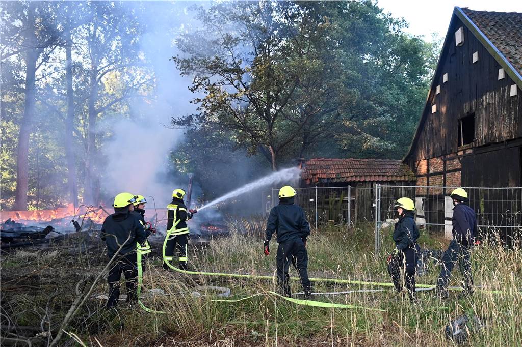 Feuerwehrleute bei Löscharbeiten.