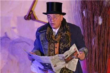 Erst Geizhals, dann ein guter Mensch: William macht im Theaterstück in Ascheberg eine Wandlung durch.