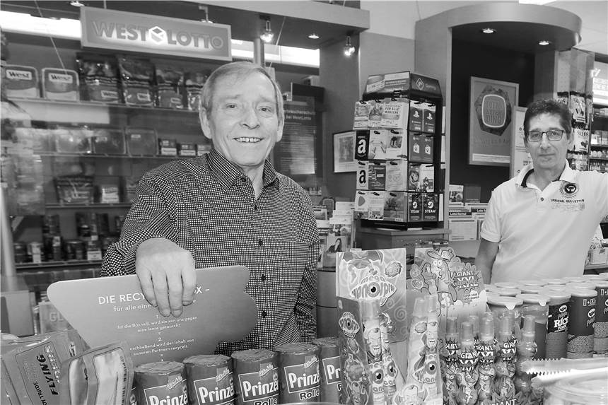 Erst im April 2020 übergab Dietmar Taube (l.) nach 15 Jahren seinen in ganz Stockum bekannten Kiosk an Konrad Hüttemann. Nun ist Taube im Alter von 63 Jahren gestorben.