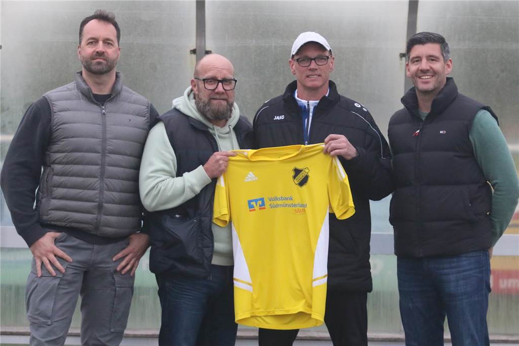 „Völlig unemotional und pragmatisch“ Stephan Böhm hält ein Trikot von Westfalia Vinnum in der Hand.