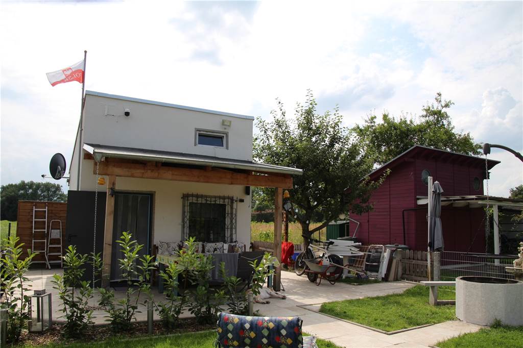 Streit zwischen Lüner Kleingärtnern und Vermieter droht zu eskalieren Erst im vergangenen Jahr wurde dieses Haus errichtet. Die Eigentümer hatten wegen des Ausbaus der B54 innerhalb der Anlage umziehen müssen und hatten von der Stadt die Genehmigung erhalten, einen Neubau zu errichten. Geht es nach dem Eigentümer, soll dieser nun auf Kosten der Kleingärtner wieder entfernt werden.