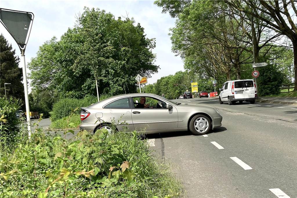 Hecke macht Abbiegen auf Stockumer Straße zum Abenteuer Anwohner Volker Winter demonstriert mit seinem Auto die schlechte Sicht auf der Stockumer Straße in Dortmund-Eichlinghofen.