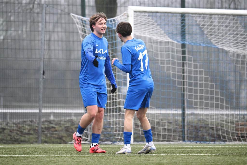 ETuS-Rückkehrer trifft im ersten Spiel: Waltroper U19 startet mit Remis in die Vorbereitung Erst jubelte der VfB Waltrop, hier Leo Backhaus und Luis Schäfer, zweimal, dann der ETuS Haltern.