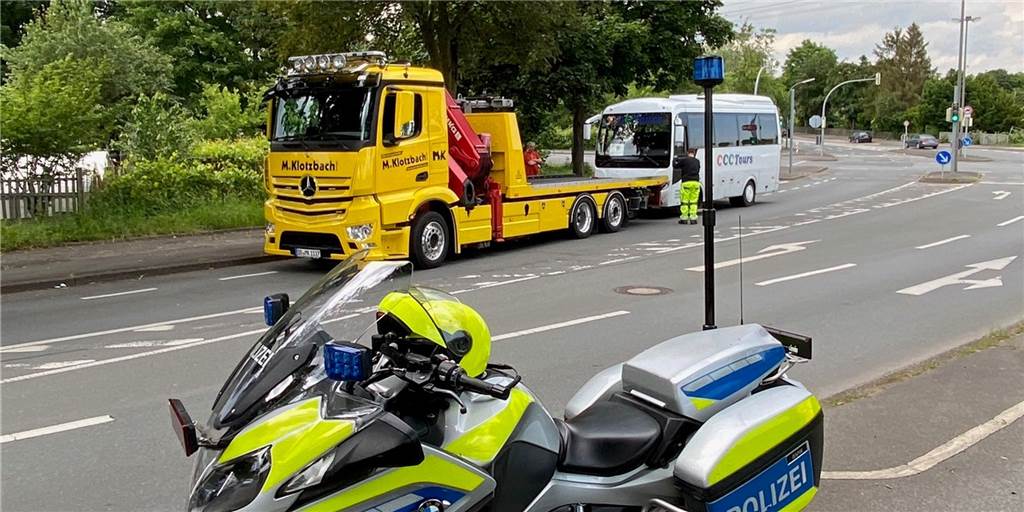 Schulbus-Panne auf Dortmunder Kreuzung: Spezialabschlepper musste kommen Erst mit dem Spezialabschlepper hat es geklappt: der liegengebliebene Bus ist abgeschleppt worden.