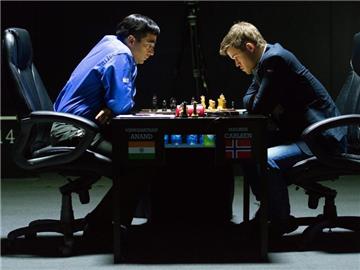 Erst nach 122 Zügen einigten sich Viswanathan Anand und Magnus Carlsen auf Unentschieden. Foto: Yevgeny Reutov