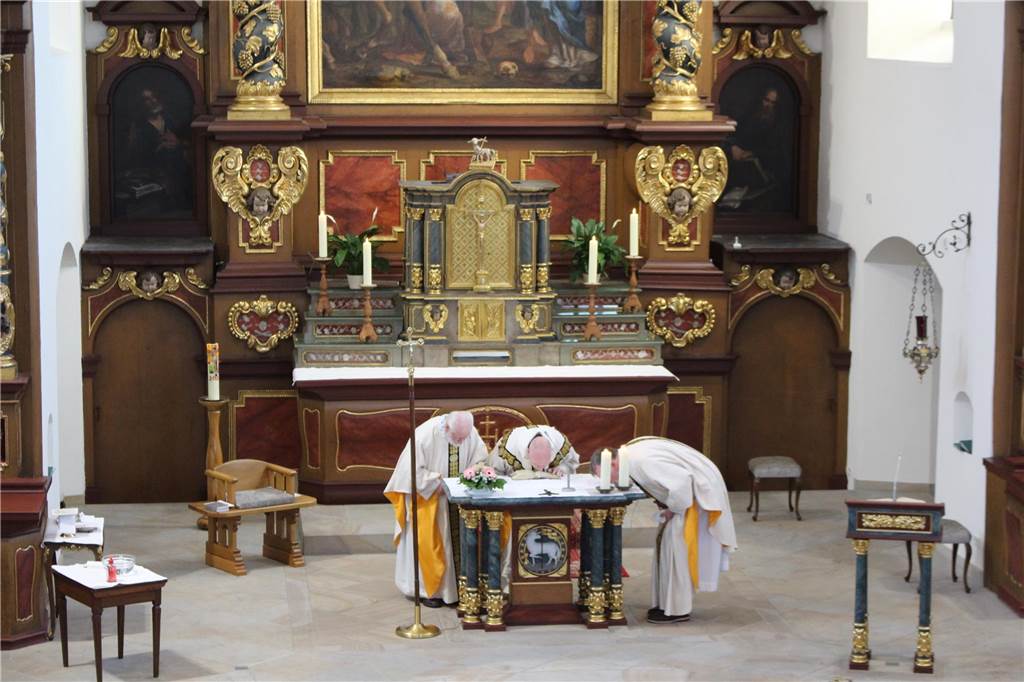 Erst nach dem Bau des Klosters entstand die Klosterkirche. Sie weist eine Besonderheit auf: Der Altar ist nicht, wie üblich, nach Osten, sondern nach Süden ausgerichtet.