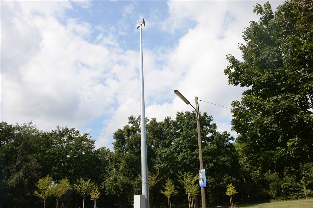 „So gut wie nicht gehört“: Dorstener wundern sich über Sirenen-Alarm Erst nach und nach werden bis 2025 digitale Sirenen in Dorsten installiert. Zuletzt wurde vor ein paar Wochen dieser Mast in Tönsholt aufgestellt.