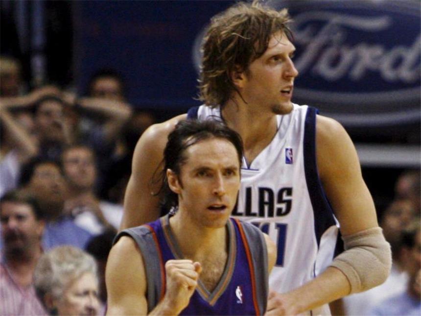 Ex-NBA-Star Nash kickt bei Mallorca-Training mit Erst Partner, dann Gegner: Steve Nash und Dirk Nowitzki. Foto: Larry W. Smith
