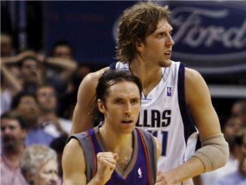 Erst Partner, dann Gegner: Steve Nash und Dirk Nowitzki. Foto: Larry W. Smith