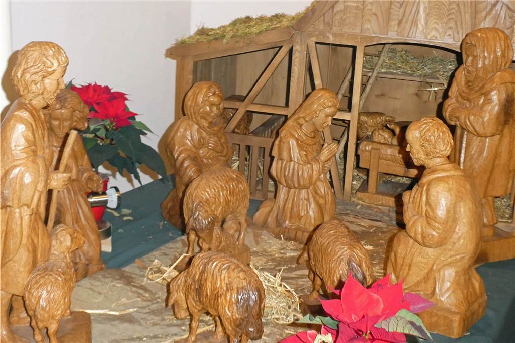 Historische Kloster-Krippen hatten keine lange Lebensdauer Erst seit 1987 ist eine Krippe auch in der evangelischen Martin-Luther Kirche Werne mit der Geburt im Stall, den Hirten und den Heiligen Drei Königen zu sehen.
