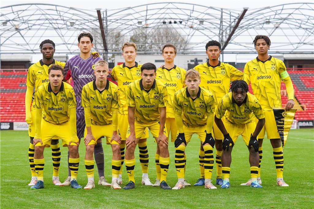 BVB-Kader gegen Newcastle: Toptalent feiert Proffi-Premiere in der Champions League Die U19 stellt sich zum Mannschaftsfoto auf.