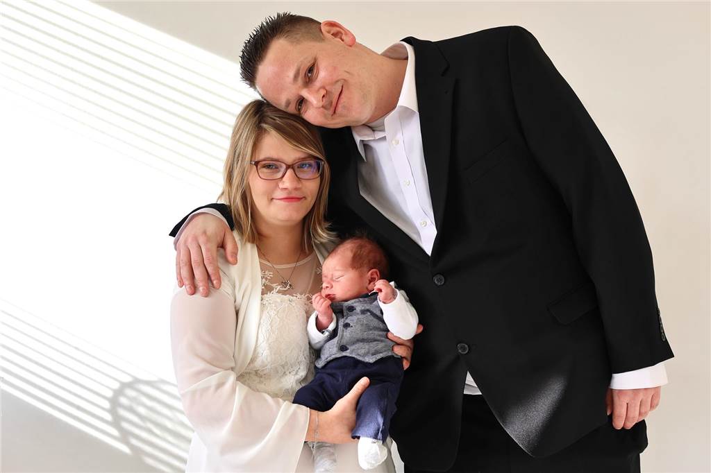 Erst vor vier Wochen erblickte Nadia Wedemeyers (25) und Marcel Albrings Sonnenschein Felix-Luca die Welt und machte das gemeinsame Glück perfekt. Doch die Geburt ist nicht der einzige Grund für Feierlichkeiten: Die frisch gebackenen Eltern gaben sich im Trauzimmer im Riegelhaus auch das Ja-Wort.