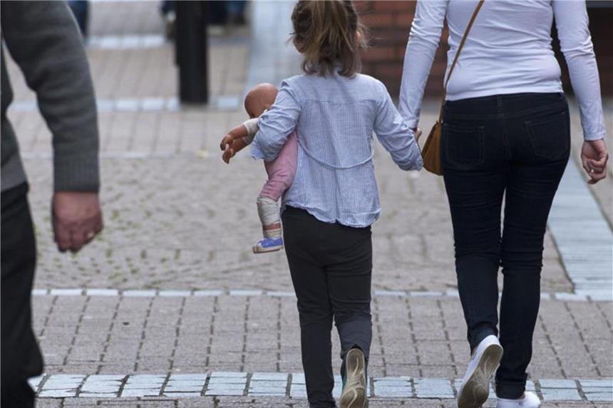 Kinder nicht in allen Dingen mitentscheiden lassen Erst zum Einwohnermeldeamt, dann zum Einkaufen? Solche Entscheidungen treffen Eltern besser alleine. Kinder könnten damit überfordert sein. Foto: Will Oliver